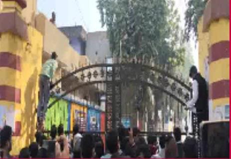 बिहार इंटर परीक्षा 2026: पहले ही दिन नालंदा कॉलेज में हंगामा, देर से आए छात्रों को प्रवेश नहीं मिला